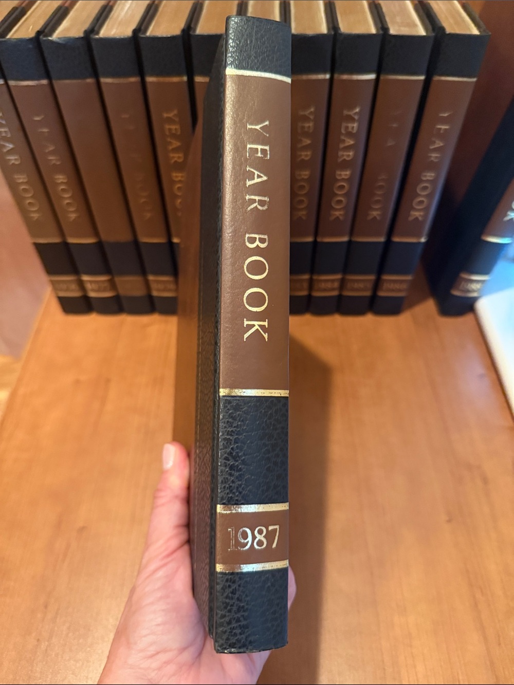 Vintage 1987 Year Book A Review of the events of 1986 -World Book Encyclopedia